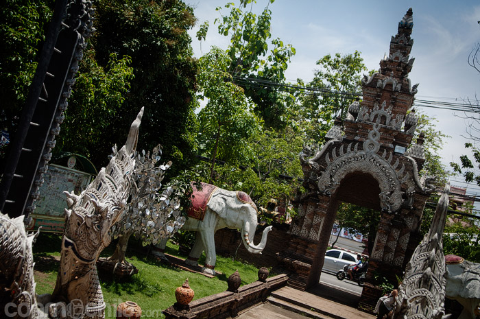 La entrada al Wat Lok Molee custodiada por dos elefantes