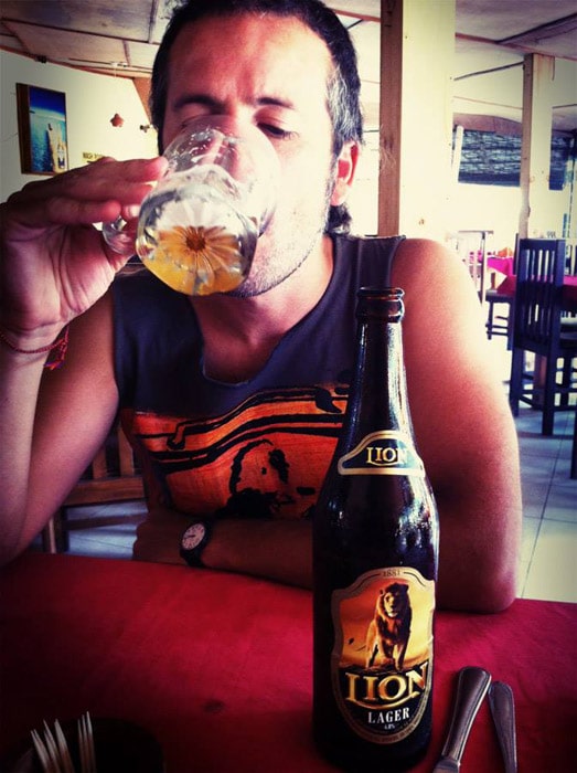 Negombo beach - Cerveza Lion Lager