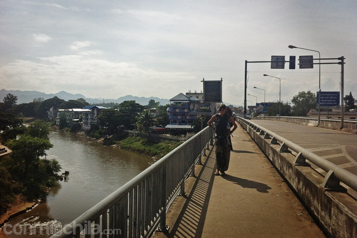 Cruzando el puente que separa Myanmar de Tailandia