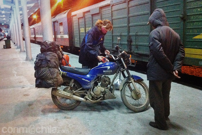 La moto descargada en la estación de Hanoi