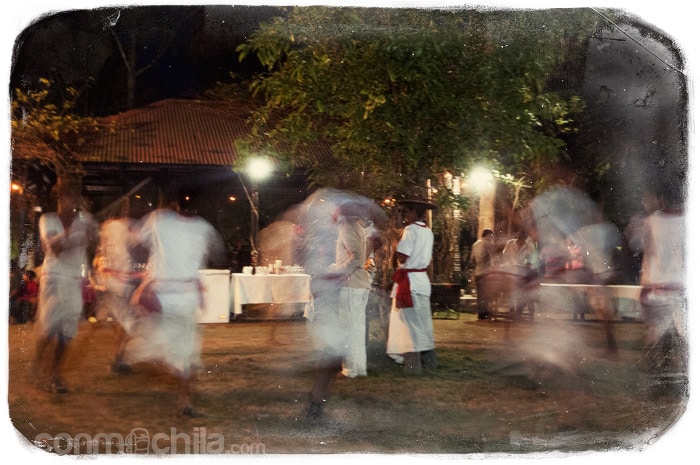 Las danzas tradicionales en el jardín del hotel