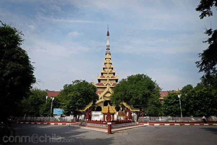 Entrada a la zona del palacio real de Mandalay