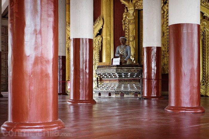 Estatua del rey Mindon en el edificio principal