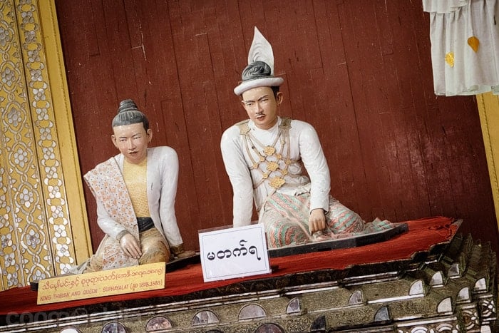 Escultura del rey Thibaw y la reina Su Pa Ya Latt