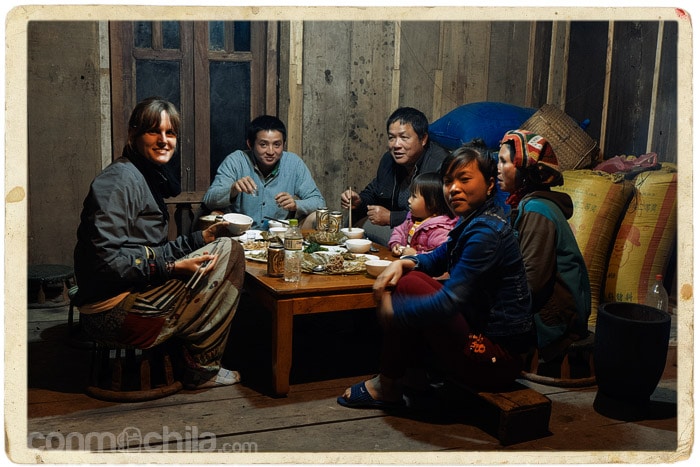 Cenando con la familia en Moc Chau