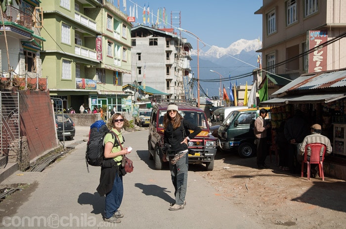 Comienzo del trekking con Pauline y el Kanchenjunga de fondo