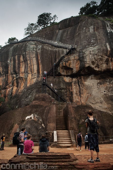 La escalera de acceso entre las garras del león de Sigiriya