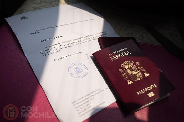 El pasaporte nuevo con el justificante de la embajada