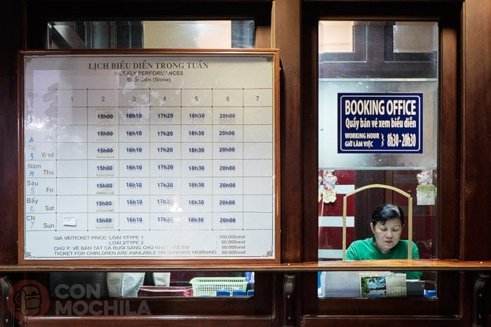 Taquilla con precios y horarios para ver las marionetas acuáticas de Hanoi