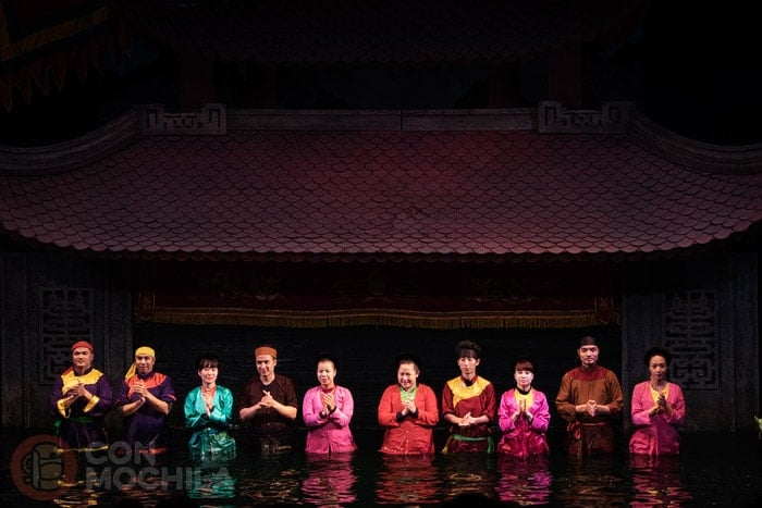 Los operarios de las marionetas acuáticas de Hanoi