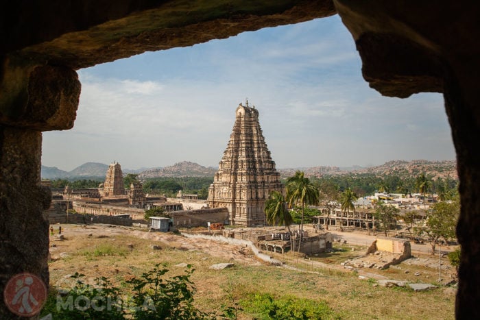 Vistas del templo Sri Virupaksha desde una pequeña colina