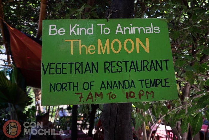 Cartel en la entrada al The Moon vegetarian restaurant