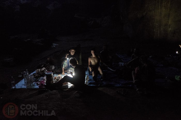 Cenando en el interior de la cueva
