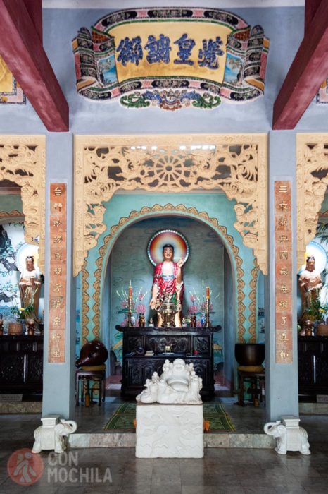 Interior de la pagoda de Tam Thai Tu