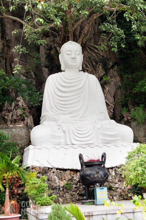 Buda de cemento delante de la cueva de Van Thoung