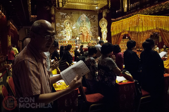 Detalle de los budistas rezando