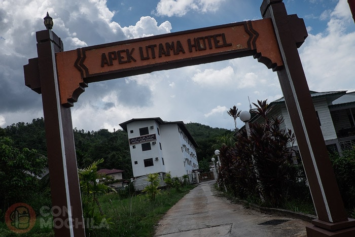 Entrada a la parcela del Apek Utama hotel