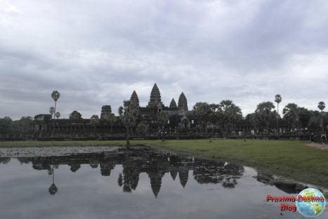 Amaneciendo sobre el Angkor Wat. A decir verdad estaba nublado