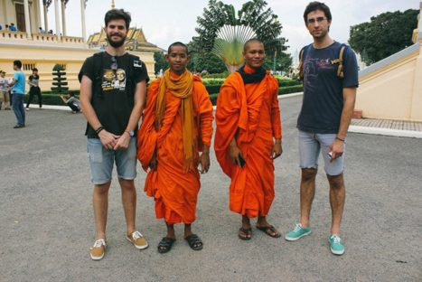 Miguel y Pau charlando con unos monjes en Phnom Penh