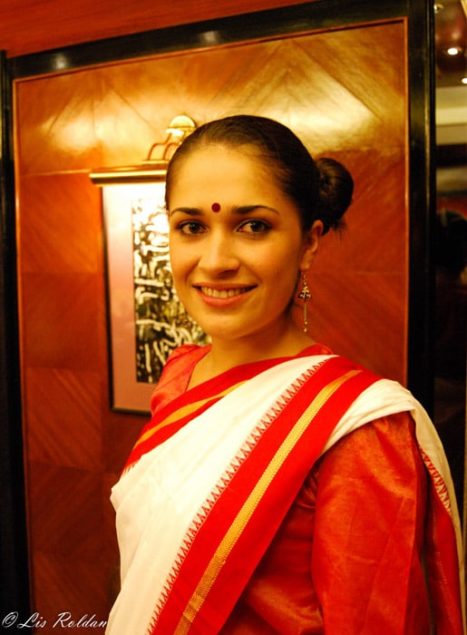 Vistiendo un Saree, traje tradicional de las mujeres en India