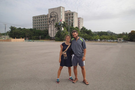 Ivan y Nuria en la plaza de la Revolución de La Habana