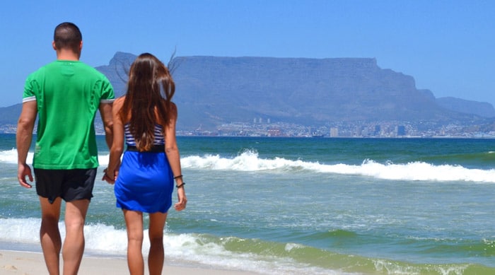 Itinerario de viaje a Sudáfrica: De paseo por Bloubergstand Beach con vistas a Table Mountain, una de las siete maravillas naturales del mundo
