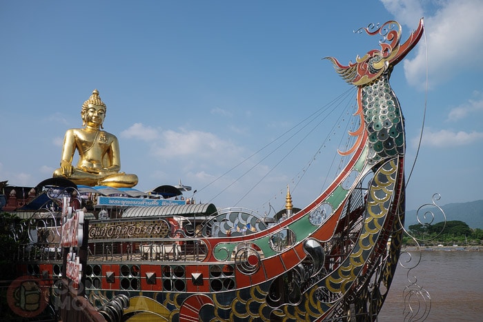Figura de Buda sobre un barco-dragón