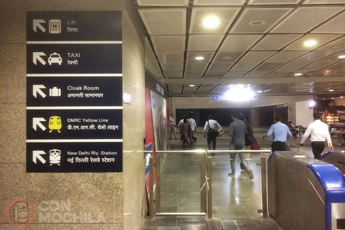 Carteles indicando la salida hacia la estación de tren de New Delhi