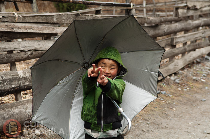 Un niño muy contento de Chame, Nepal