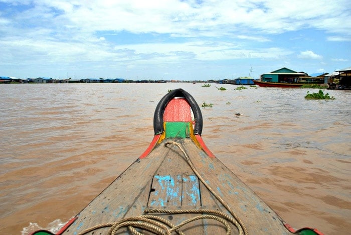 itinerario de viaje a Camboya. Recorriendo los pueblos flotantes de Kampong Chhnang, bajo un sol abrasador