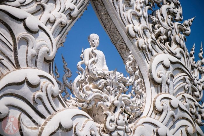 Un detalle de Buda en el templo blanco de Chiang Rai