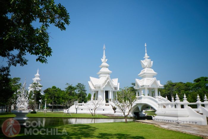 Otro edificio del templo blanco de Chiang Rai