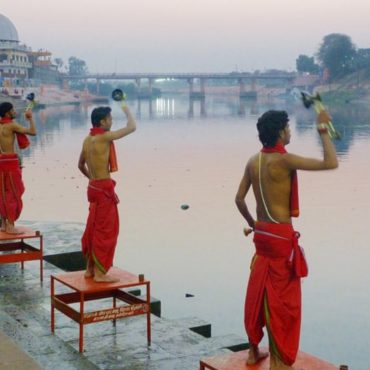 Ujjain, ofrendas en el río