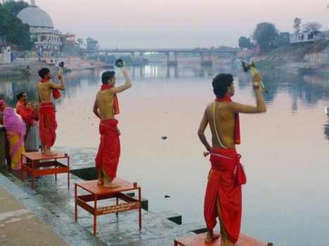 Ujjain, ofrendas en el río