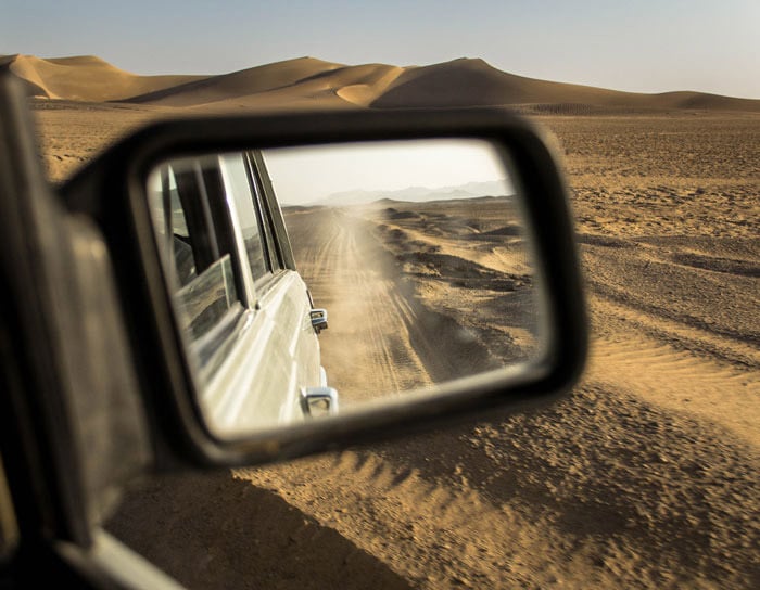 Escapada a Irán: Irán en solitario es toda una aventura. Atravesar el desierto en coche y conducir sobre un lago salado es solo una de ellas.