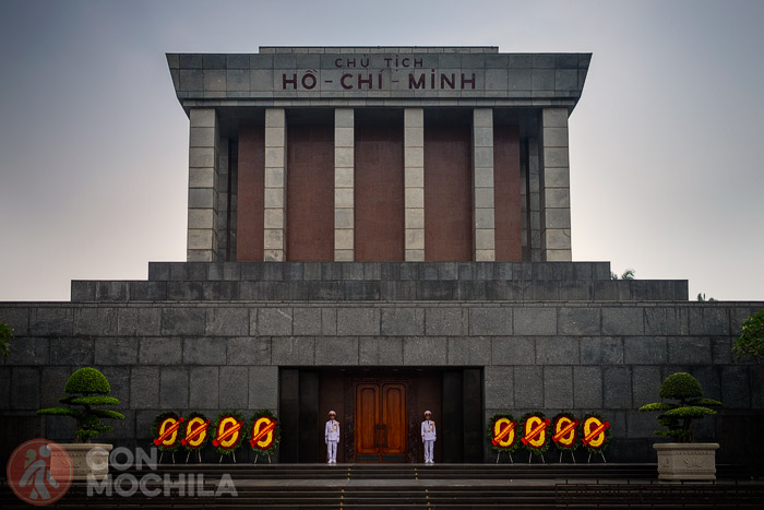 El mausoleo custodiado por los guardas