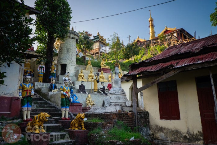 El camino que conduce a la gran pagoda llena de templos y estatuas budistas
