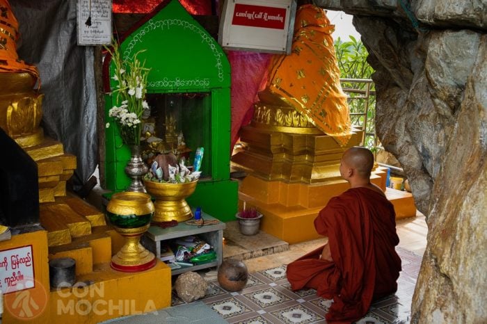 Un monje rezando en la pagoda