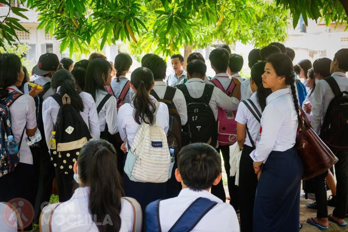 Niños atentos a las explicaciones de su profesor en Tuol Sleng