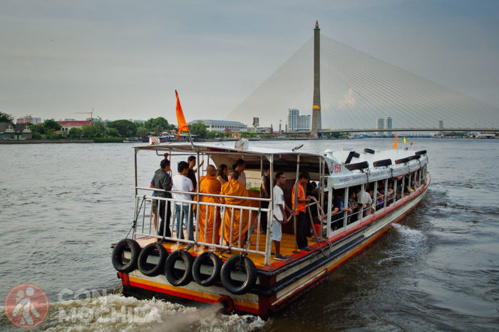 Barco por el río Chao Praya