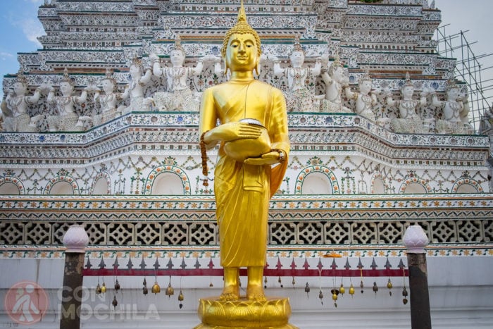 Otra imagen de Buda frente al prang central