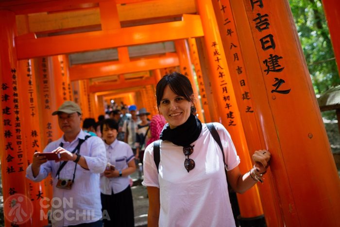 Tan contenta en Fushimi Inari