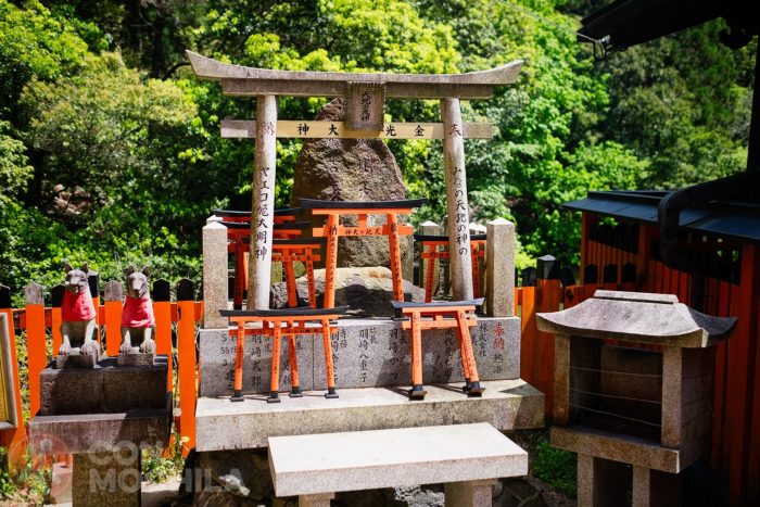 Y por supuesto altares con pequeños toriis
