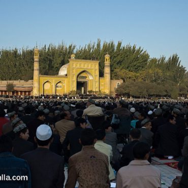 Celebración del Eid Al-Fitr, en la mezquita de Kashgar