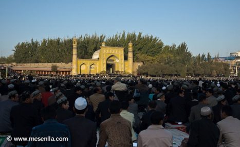 Celebración del Eid Al-Fitr, en la mezquita de Kashgar