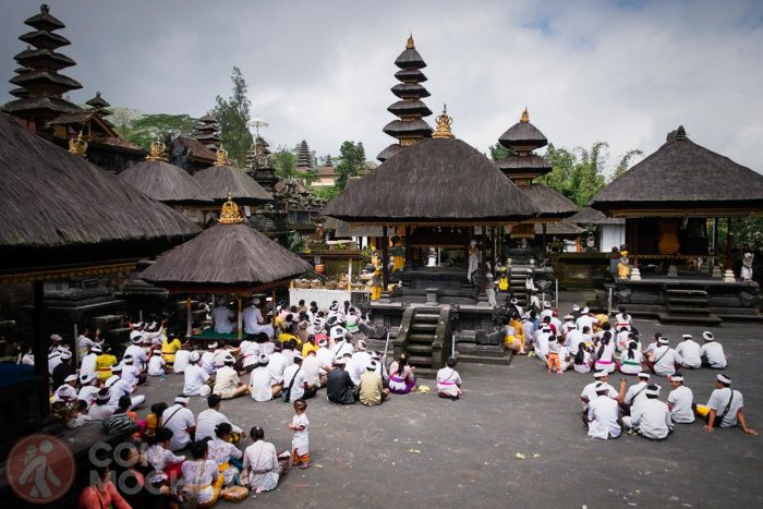 Balineses realizando ofrendas