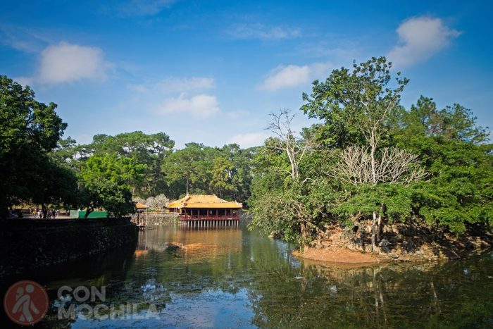 El lago Luu Khiem con el pabellón Xung Khiem