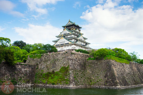 El castillo de Osaka desde el otro lado del estanque de agua