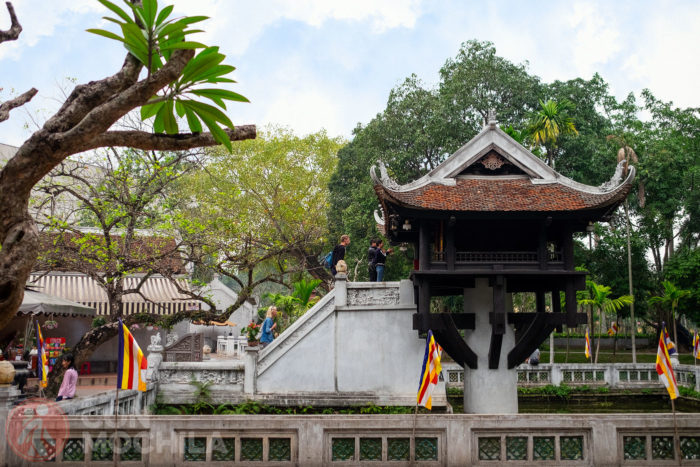 Vista lateral donde se aprecia el pilar sobre el que descansa la pagoda