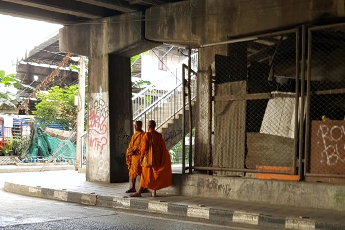 monjes Tailandia suburbio
